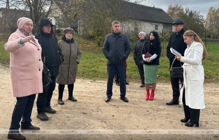 Ремонт дороги в Кричевском районе обсуждали с выездом на место