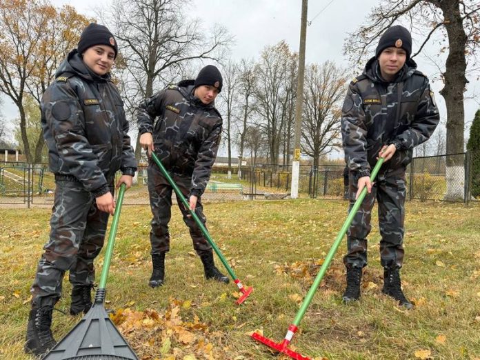 Служба и патриотизм: сотрудники Кричевского РОВД вместе с молодежью на субботнике Служба и патриотизм: сотрудники Кричевского РОВД вместе с молодежью на субботнике