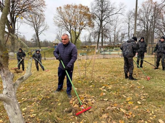 Служба и патриотизм: сотрудники Кричевского РОВД вместе с молодежью на субботнике