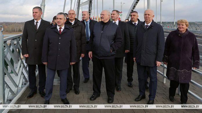 Лукашенко: дайте мне мосты, дороги, молоко и мясо. Рассказываем, в чем суть президентской просьбы Лукашенко: дайте мне мосты, дороги, молоко и мясо. Рассказываем, в чем суть президентской просьбы