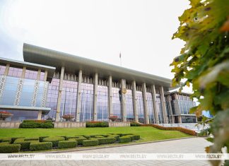 «Вами гордится страна!» Лукашенко вручил награды заслуженным аграриям Беларуси "Вами гордится страна!" Лукашенко вручил награды заслуженным аграриям Беларуси