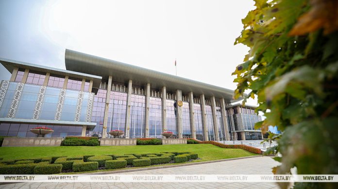 "Вами гордится страна!" Лукашенко вручил награды заслуженным аграриям Беларуси