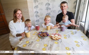 По программе «Семейный капитал» в Беларуси открыто почти 150 тыс. депозитных счетов По программе "Семейный капитал" в Беларуси открыто почти 150 тыс. депозитных счетов