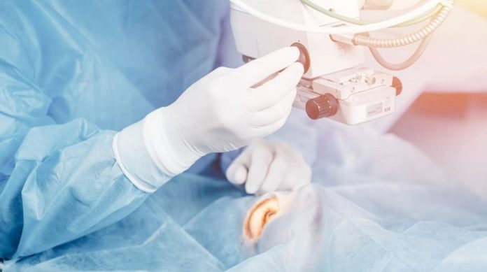 В Китае офтальмологи провели первую в мире роботизированную операцию на расстоянии 4,2 тыс. км