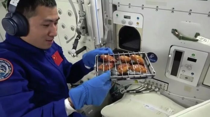 Китайские космонавты впервые приготовили барбекю на орбитальной станции