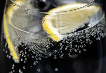 Простая вода или лимонная вода: что выбрать для здоровья Простая вода или лимонная вода: что выбрать для здоровья