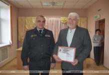 Начальник РОВД вручил благодарность кричевлянину, который помог поймать грабителей Начальник РОВД вручил благодарность кричевлянину, который помог поймать грабителей