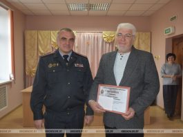 Начальник РОВД вручил благодарность кричевлянину, который помог поймать грабителей Начальник РОВД вручил благодарность кричевлянину, который помог поймать грабителей
