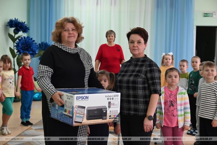 Редакция сделала подарок подшефному детскому саду Редакция сделала подарок подшефному детскому саду