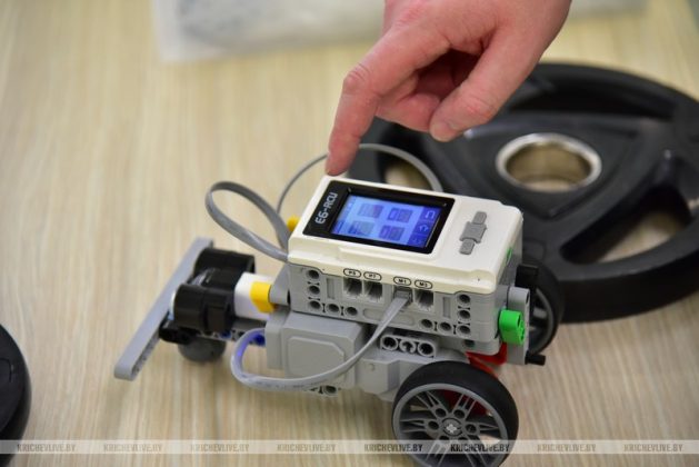 За молодежью – будущее: в СШ №8 говорили о подготовке кадров для высокотехнологичной промышленности