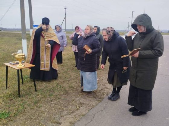Православные поклонные кресты в Кричевском районе осветил священник