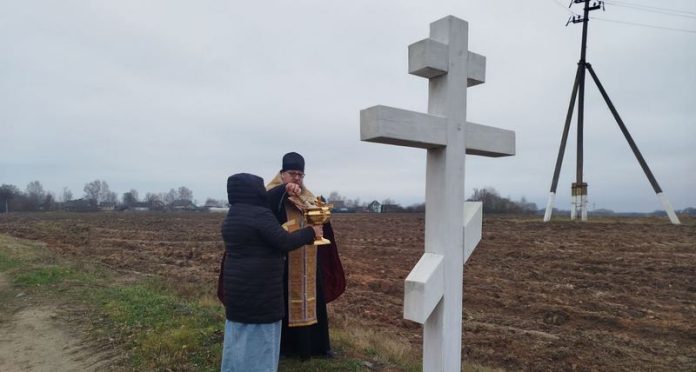 Православные поклонные кресты в Кричевском районе осветил священник Православные поклонные кресты в Кричевском районе осветил священник