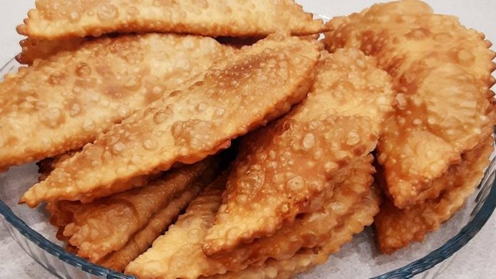 Советы от шеф-поваров: что не стоит класть в тесто для чебуреков Советы от шеф-поваров: что не стоит класть в тесто для чебуреков