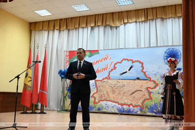 Председатель райисполкома наградил аграриев Кричевщины