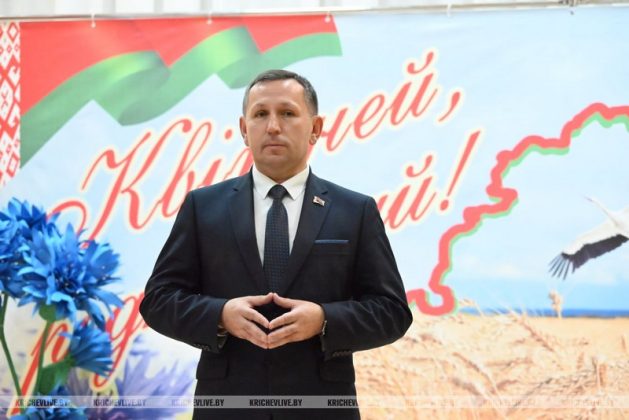 Председатель райисполкома наградил аграриев Кричевщины