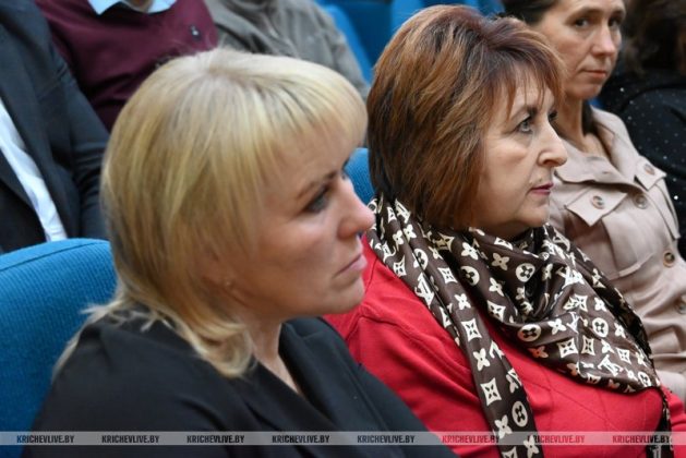 Председатель райисполкома наградил аграриев Кричевщины