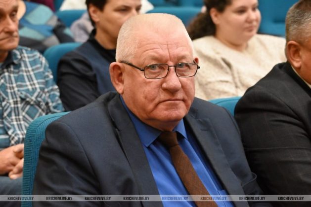 Председатель райисполкома наградил аграриев Кричевщины