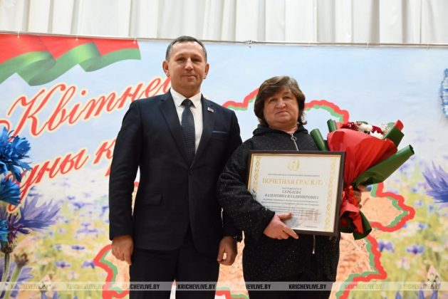 Председатель райисполкома наградил аграриев Кричевщины