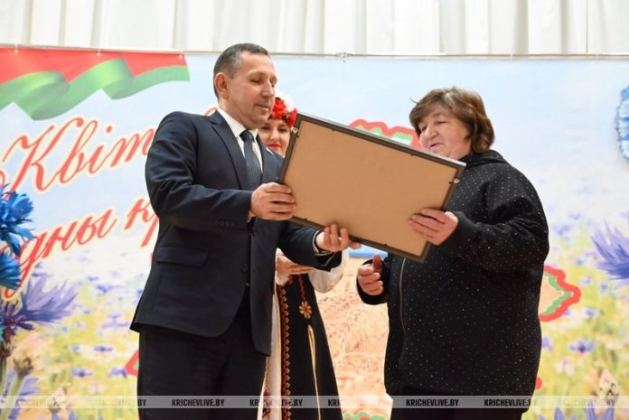 Председатель райисполкома наградил аграриев Кричевщины