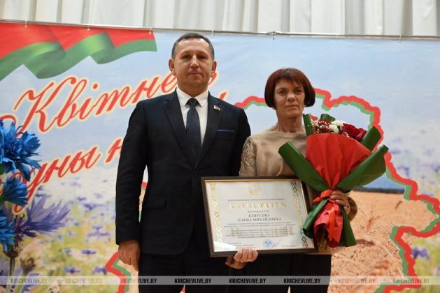 Председатель райисполкома наградил аграриев Кричевщины