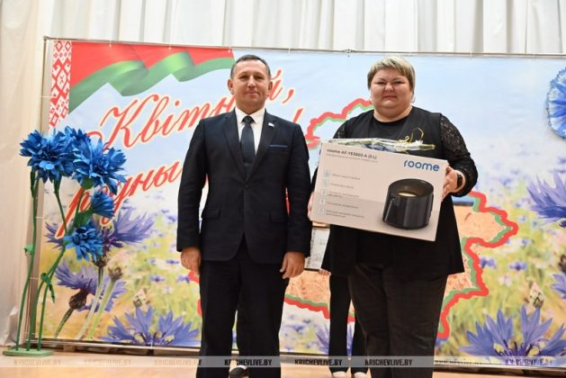 Председатель райисполкома наградил аграриев Кричевщины