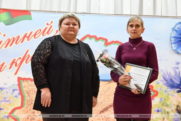 Председатель райисполкома наградил аграриев Кричевщины