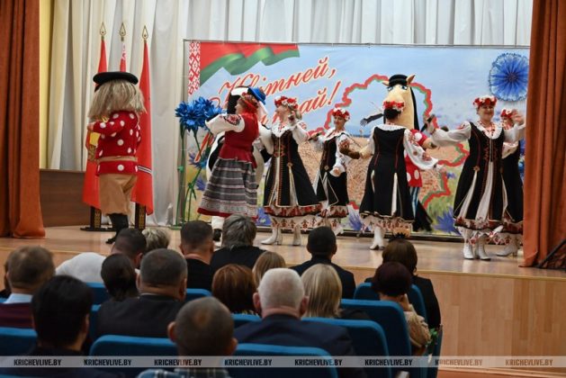 Председатель райисполкома наградил аграриев Кричевщины