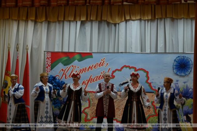 Председатель райисполкома наградил аграриев Кричевщины