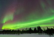 Сильнейшие за десятилетия полярные сияния начались на Земле после солнечной вспышки Сильнейшие за десятилетия полярные сияния начались на Земле после солнечной вспышки