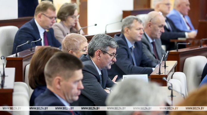 Какие ограничения на выплату пенсии за выслугу лет отменят для работающих госслужащих? Какие ограничения на выплату пенсии за выслугу лет отменят для работающих госслужащих?