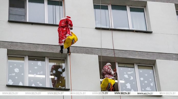 "Мама, смотри!" В окна к пациентам РНПЦ детской хирургии постучались Деды Морозы-альпинисты