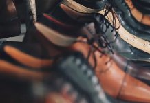 Магазин в Польше ввел плату за примерку обуви, покупатели возмущены Магазин в Польше ввел плату за примерку обуви, покупатели возмущены