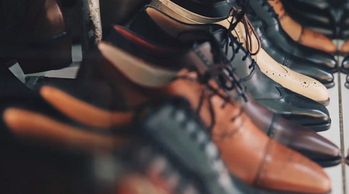 Магазин в Польше ввел плату за примерку обуви, покупатели возмущены
