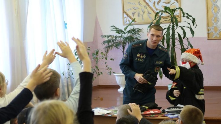 Пожарный Дед Мороз провел волшебные уроки безопасности в Кричеве