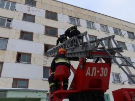 Спасатели провели учения по эвакуации в Кричевском общежитии Спасатели провели учения по эвакуации в Кричевском общежитии
