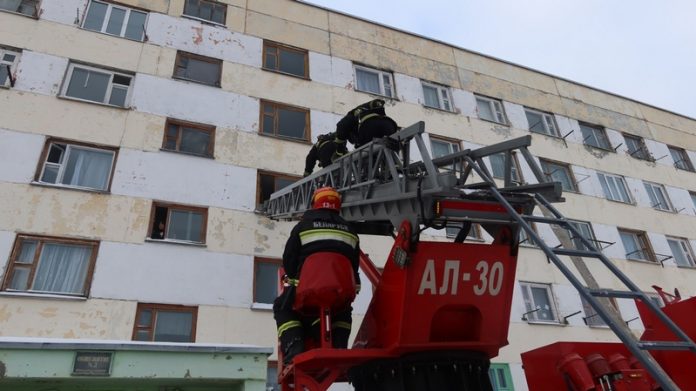 Спасатели провели учения по эвакуации в Кричевском общежитии