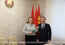 Алексей Шарай вручил семье ключи от арендной квартиры