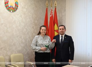 Алексей Шарай вручил семье ключи от арендной квартиры Кричев | Новости Кричева и Кричевского района