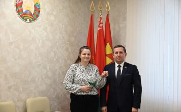 Алексей Шарай вручил семье ключи от арендной квартиры Кричев | Новости Кричева и Кричевского района