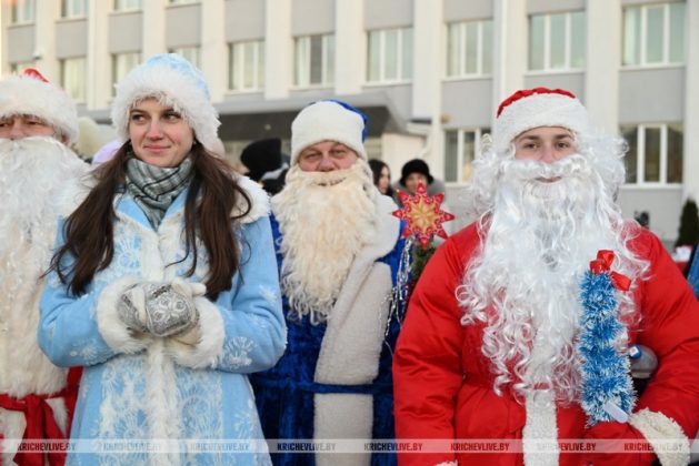В Кричеве прошло шествие дедов морозов и выбрали самую креативную елку