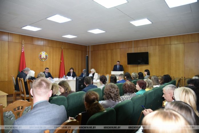 Как кормят детей в школах и детских садах Кричевщины, оценил исполком