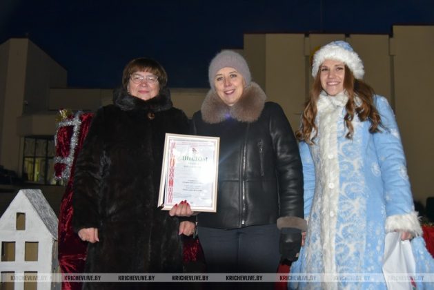 В Кричеве прошло шествие дедов морозов и выбрали самую креативную елку