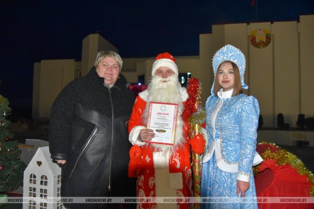 В Кричеве прошло шествие дедов морозов и выбрали самую креативную елку