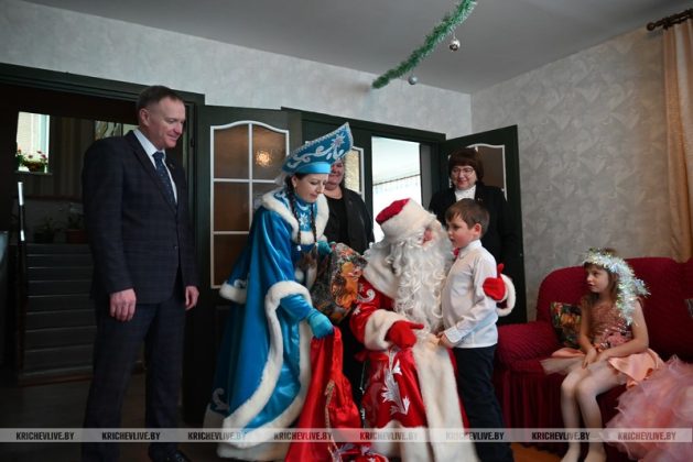 Руководство района продолжает дарить подарки в рамках акции «Наши дети»