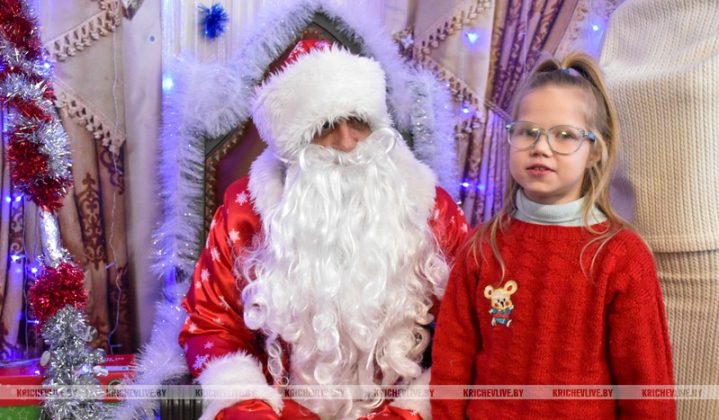 Кричевские дети посетили резиденцию Деда Мороза и получили подарки