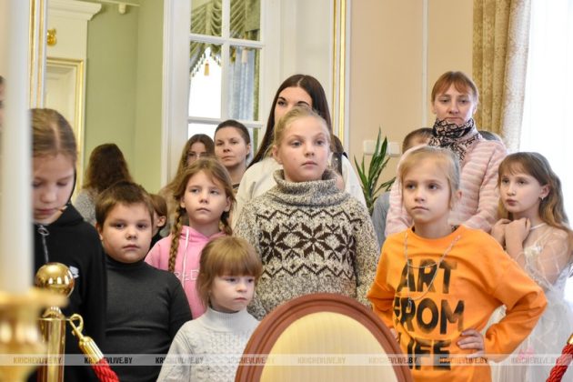 Кричевские дети посетили резиденцию Деда Мороза и получили подарки