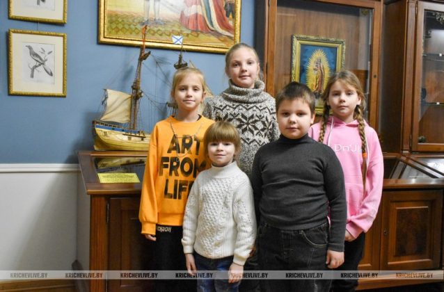 Кричевские дети посетили резиденцию Деда Мороза и получили подарки
