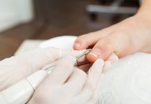 Почему ноготь врастает и как этого избежать? Отвечает врач