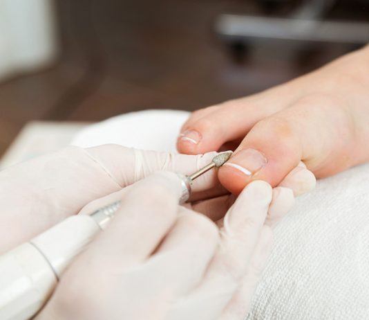 Почему ноготь врастает и как этого избежать? Отвечает врач