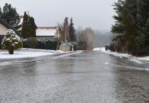 Что делать, чтобы не упасть в гололед, и как вести себя при падении, рассказал травматолог